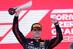 Max Verstappen, de Red Bull, celebra en el podio después de ganar el Gran Premio de Fórmula Uno de Azerbaiyán en el circuito de Bakú
