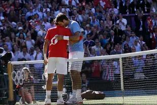 Juan Martín del Potro, a la derecha, de Argentina abraza a Roger Federer de Suiza en la red después del maratónico partido de los Juegos Olímpicos de Londres 2012