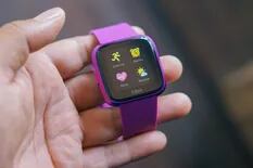 Una demanda colectiva en EE.UU. asegura que las baterías de algunos smartwatch Fitbit Ionic y Versa se recalientan y queman la piel