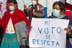 Simpatizantes del candidato de izquierda Pedro Castillo manifiestan en la ciudad andina de Puno, cerca de la frontera con Bolivia, el 14 de junio de 2021 STR AFP