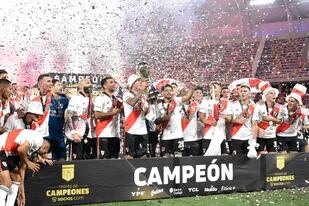 River festeja con el Trofeo de Campeones, que consiguió al vencer por 4-0 a Colón en Santiago del Estero