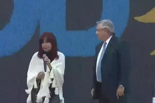 Cristina Kirchner interrumpió a Alberto Fernández en un acto