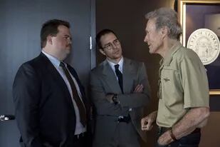 Eastwood conversa con Paul Walter Hauser, quien interpreta al guardia de seguridad que le da título a la película y con Sam Rockwell, quien compone al abogado de Jewell