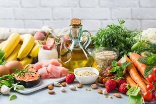 Aceite de oliva, ajo, pescados, verduras, frutos secos, son los principales ingredientes de los platos típicos de los países del Mediterráneo