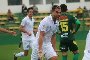 Martín Ojeda festeja su gol para el 2-1, el que le dio el triunfo sobre el final a Godoy Cruz ante Defensa y Justicia en Florencio Varela