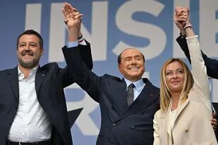El líder de la Lega, Matteo Salvini, el líder de Forza Italia, Silvio Berlusconi, y la líder de Hermanos de Italia, Giorgia Meloni, en el escenario el 22 de septiembre de 2022