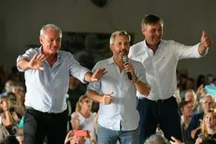 Frigerio, rodeado de los candidatos Benedetti y Hein, durante un acto de campaña
