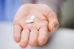 En España, el Ministerio de Sanidad autorizó el pasado 23 de noviembre a las farmacias a vender a los padres cuando sea necesario antibióticos para adultos –cajas de amoxicilina de 500 miligramos– para partir las pastillas y conseguir así las dosis necesarias de 250 miligramos para niños