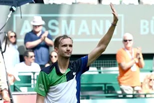 El ruso Daniil Medvedev festeja su triunfo sobre el alemán Oscar Otte en la semifinal del Abierto de Halle de la ATP en Halle, Alemania, sábado 18 de junio de 2022. (David Inderlied/dpa via AP)