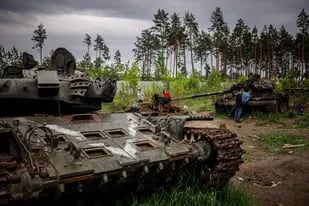 Un tanque ruso destruido en las afuerzas de Kiev; la guerra está volcada al este y sur del país
