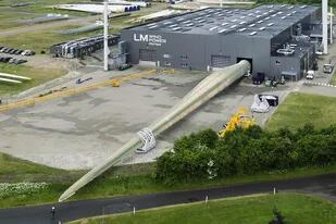 La fabricación de la nueva generación de turbinas eólicas requieren palas de 88,4 metros de largo, como este modelo fabricado por la firma danesa LM Wind Power