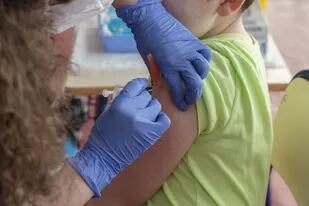 Un niño recibe la vacuna contra el Covid-19
