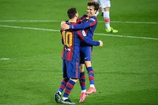 Riqui Puig se abraza con Messi; el joven de La Masía no se hizo querer en Barcelona