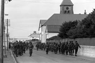 Las tropas del Ejército Argentino avanzan por la Avenida Ross, luego del desembarco y ocupación militar de las Islas Malvinas,
el 2 de abril de 1982