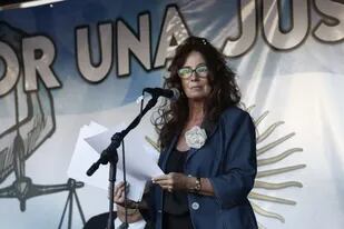 Luisa Kuliok en el escenario del acto en contra de la Corte Suprema