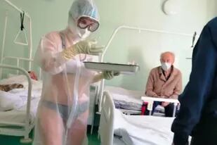 La imagen de la enfermera Nadezhda Zhúkova con ropa interior bajo su atuendo hospitalario se hizo viral en mayo pasado y la joven fue contratada para ser modelo de una importante línea de ropa deportiva