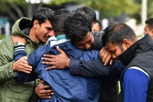 Amigos de una de las víctimas de la matanza lloran fuera de un centro de refugiados en Christchurch
