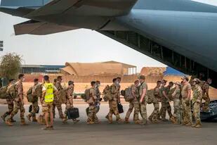 ARCHIVO - Soldados franceses del contingente Barkhane, que cumplían un despliegue de cuatro meses en el Sahel, suben a un avión de transporte de la Fuerza Aérea estadounidense para salir de su base en Gao, Mali, el miércoles 9 de junio de 2021. (AP Foto/Jerome Delay, Archivo)