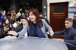 Cristina Kirchner se retira de su casa en la calle Juncal; atras, cinco custodios, entre ellos, Diego Carbone, el policía a cargo de la seguridad de la vicepresidenta