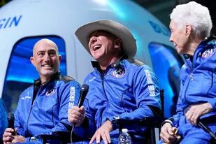 Jeff Bezos, en el centro, con su hermano Mark, a la izquierda, y Wally Funk, una veterana de la aviación que se convirtió en la persona de mayor edad en viajar al espacio, luego de participar en el vuelo de Blue Origin realizado el martes en Van Horn, Texas