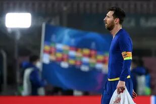 Lionel Messi se retira del campo de juego tras el 1-4 del Barcelona frente al Paris Saint Germain