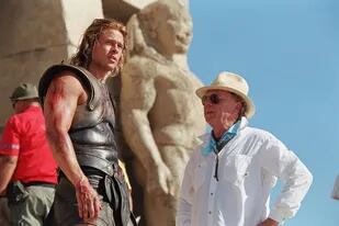 Wolfgang Petersen junto a Brad Pitt en el rodaje de Troya