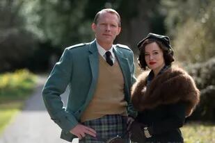 Claire Foy y Paul Bettany como los duques de Argyll en la miniserie A Very British Scandal