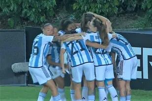 El festejo de la selección argentina femenina y la precaución de Marina Delgado (16), que ve que solamente la arquera quedó en el campo y eso puede favorecer a Paraguay en el partido por el tercer puesto de la Copa América.