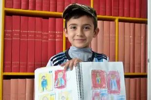 Lionel, de 8 años, exhibe su álbum de figuritas en un cuaderno
Foto: Fernanda Miranda / Diario de La República