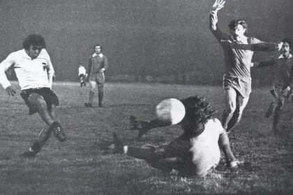 Colo Colo-Independiente, en 1973: Carlos Caszely define ante Pepé Santoro, ante las miradas del Chivo Pavoni y Pancho Sá; partido desquite de la final de la Copa Libertadores, en Santiago