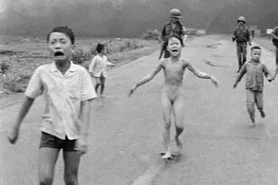 Se cumplen 50 años desde el día en que Nick Ut fotografió a una niña que corría desnuda para huir de los ataques aéreos durante la Guerra de Vietnam