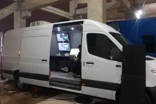 La camioneta del VAR que se utiliza en los estadios, como respaldo para la tarea que se hace en Ezeiza; anoche funcionó en el estadio de All Boys, desde donde se monitoreó el partido