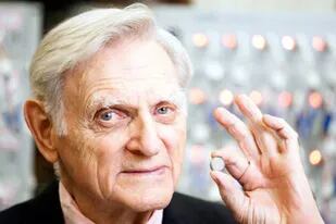 John Goodenough creó la batería de iones de litio en 1980