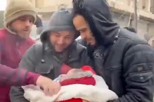 Un hombre llora tras la pérdida de su bebé durante el terremoto que sacudió Turquía y Siria