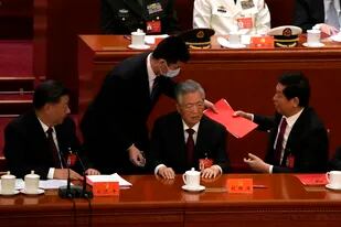 De izquierda a derecha, el presidente chino Xi Jinping, el ex presidente Hu Jintao y el jefe de la Asamblea Popular Nacional (APN), Li Zhanshu, asisten a la ceremonia de clausura de la 20ª Asamblea Nacional del gobernante Partido Comunista de China en el Gran Salón del Pueblo en Pekín, el sábado 22 de octubre de 2022.
