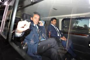 Sergio Massa en la camioneta en la que suele trasladarse, junto a uno de sus secretarios