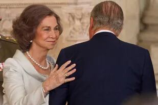 Un exmiembro de la Casa Real española confirmó que los reyes eméritos, Juan Carlos y Sofía, no llevan vida marital
