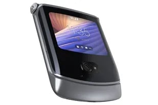 El Razr 5G es un smartphone con tapa y pantalla interior flexible