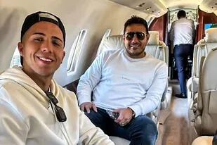 Enzo Fernández, a pura sonrisa junto a Uriel Pérez, su representante, en el avión privado que los llevó de Lisboa a Londres para firmar con Chelsea
