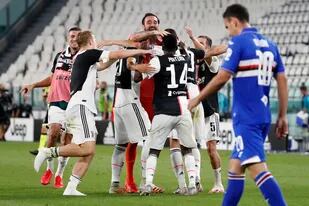 El árbitro finalizó el partido y todo fue festejo. Juventus es campeón de Italia por novena vez consecutiva