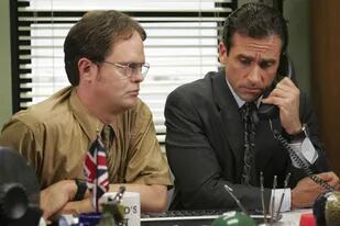 Michael junto a Dwight, el asistente del gerente regional en una escena de The Office, una serie para volver a ver