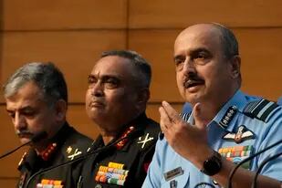 El jefe de la Fuerza Aérea india Marshal V R Chaudhari habla con el jefe del Ejército, el general Manoj Pande, durante un evento en Nueva Delhi, el martes 14 de junio de 2022. (AP Foto/Manish Swarup)