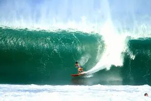 La espectacularidad de las olas y el dominio de los Sangachi con las técnicas del surf