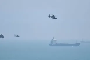 Buques y helicópteros militares de China participan en las maniobras en aguas frente a las costas de Taiwán