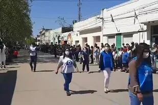 Ataque a la oposición durante un desfile de alumnos y personal de salud en Carmen de Areco