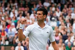 Una imagen repetida: Novak Djokovic celebra, en este caso, el triunfo sobre Denis Shapovalov, que le sirve para alcanzar la final de Wimbledon y quedar a un paso del récord de 20 coronas en el nivel de Grand Slam.