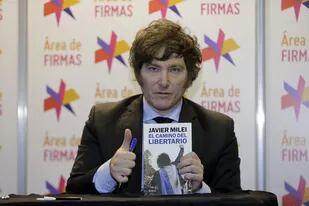 Javier Milei presentó su libro en la Feria del Libro y firmó ejemplares para cientos de seguidores