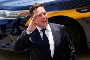 El director general de Tesla, Elon Musk, sale de un centro de justicia en Wilmington, Delaware, el martes 13 de julio de 2021. (AP Foto/Matt Rourke, Archivo)