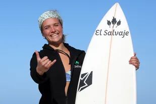 Vera Jarisz, campeona sub 16 de surf, en El Salvaje, Villa Gesell