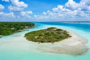 La belleza del lago Bacalar, un paraíso natural ubicado en la península de Yucatán, en México